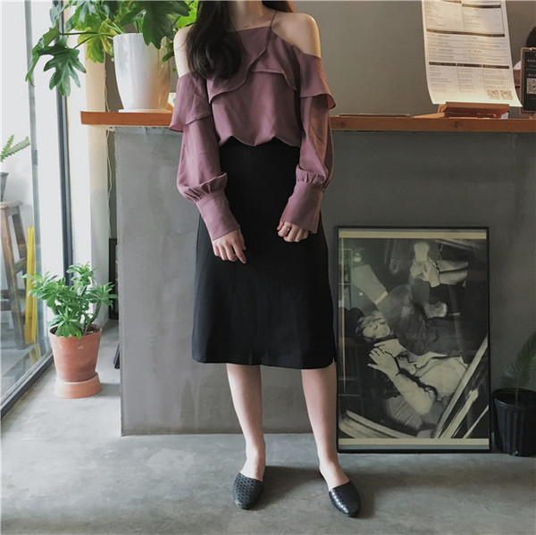 Camasa moderna de dama cu umerii goi, decorata cu volane