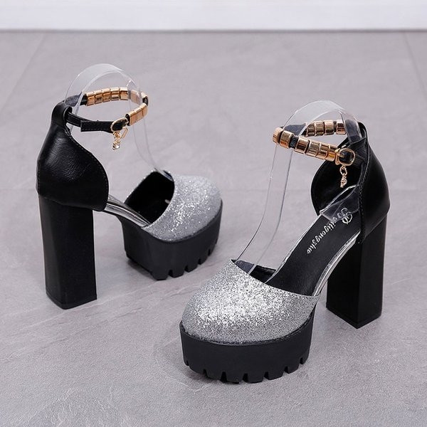 Υψηλά γυαλιστερά γυναικεία παπούτσια με τρεις λουρίδες