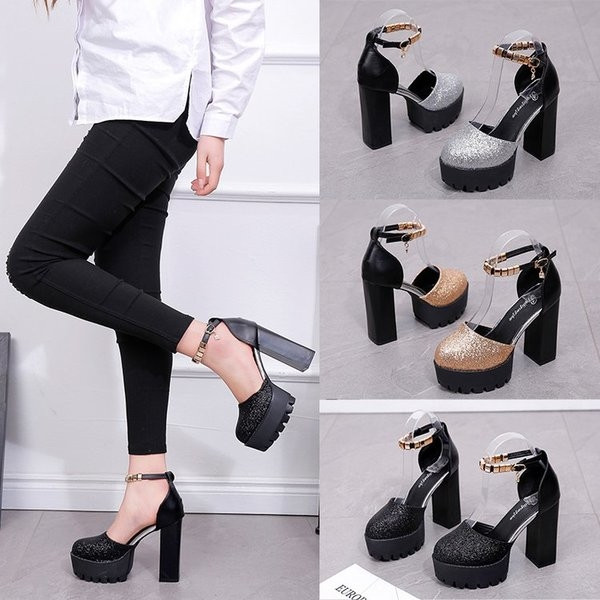 Υψηλά γυαλιστερά γυναικεία παπούτσια με τρεις λουρίδες