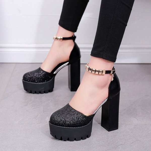 Υψηλά γυαλιστερά γυναικεία παπούτσια με τρεις λουρίδες