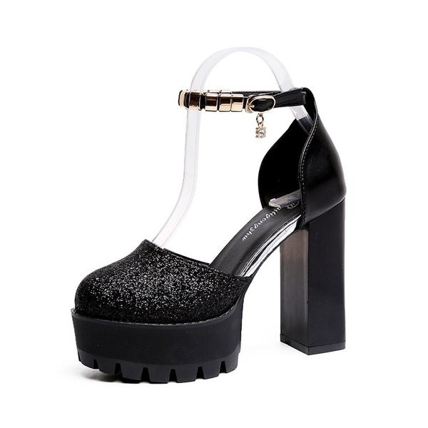 Υψηλά γυαλιστερά γυναικεία παπούτσια με τρεις λουρίδες