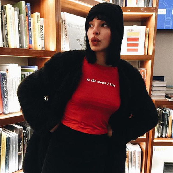 Tricou dama sport-casual - scurtat, in rosu cu inscriptie