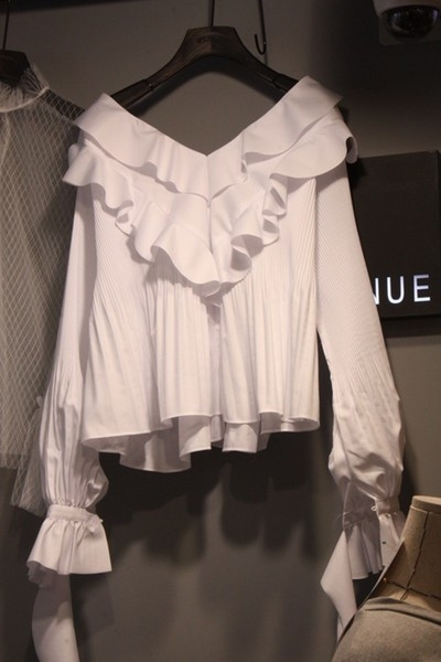 Cămașă casual de damă în alb, cu volane și mâneci tip felinar