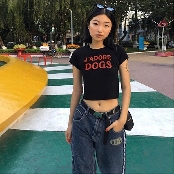 Tricou scurt de damă de damă în negru cu inscripție