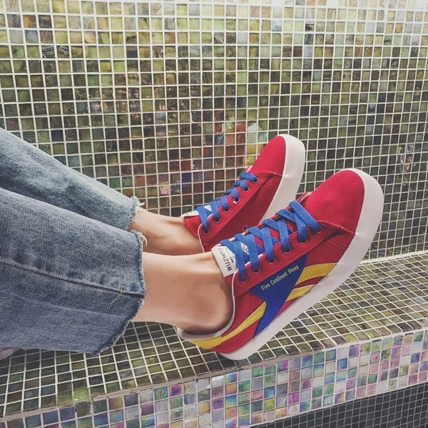 Adidasi pentru barbati cu elemente colorate si cravate in mai multe culori