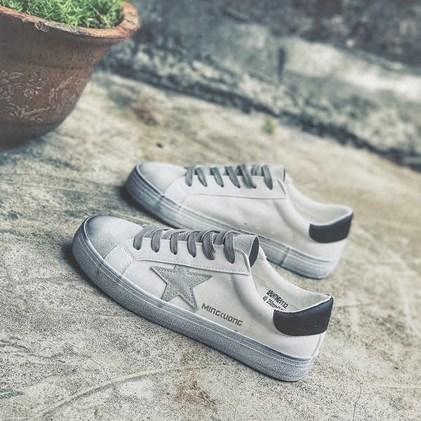 Tenisi moderni pentru bărbați cu motive întunecate și a doua culoare decorativă