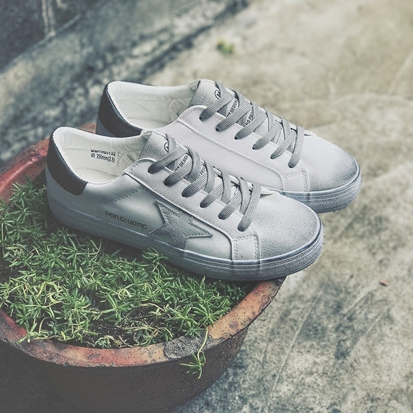 Tenisi moderni pentru bărbați cu motive întunecate și a doua culoare decorativă