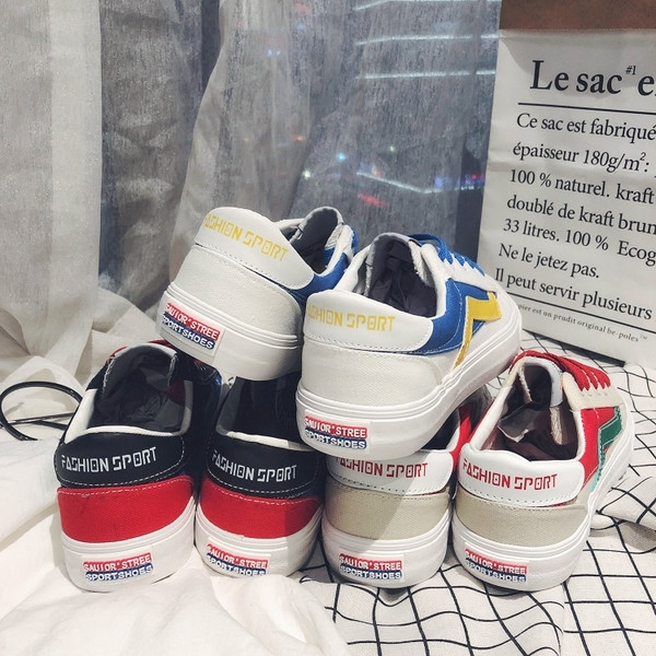 Tenisi colorati actuali pentru barbati