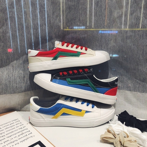 Tenisi colorati actuali pentru barbati