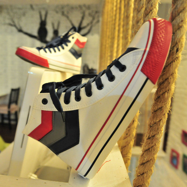 Adidași înalți pentru bărbați, decorați cu panglici colorate, potriviți pentru utilizarea de zi cu zi