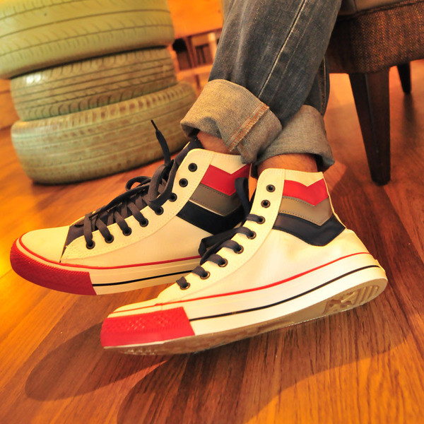 Adidași înalți pentru bărbați, decorați cu panglici colorate, potriviți pentru utilizarea de zi cu zi