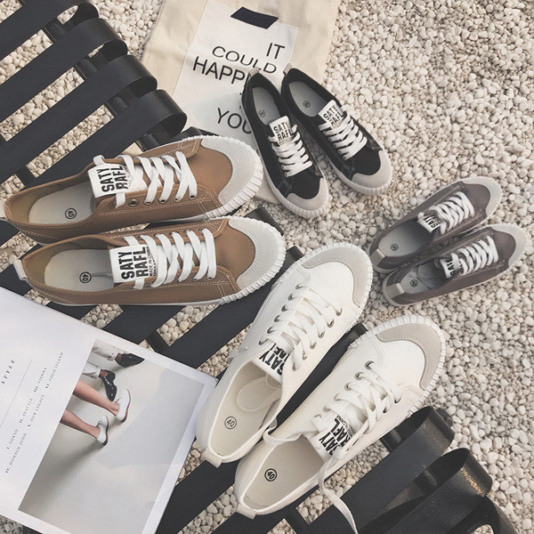 Adidași bărbați de primăvară-vară cu inscripție în mai multe culori, potriviți pentru utilizarea de zi cu zi