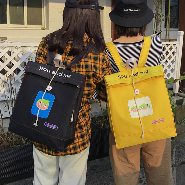 Interesant tip geanta rucsac dama cu aplicatii si inscriptionare alb, galben si negru