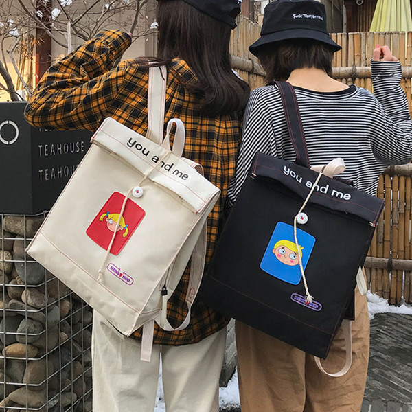 Interesant tip geanta rucsac dama cu aplicatii si inscriptionare alb, galben si negru