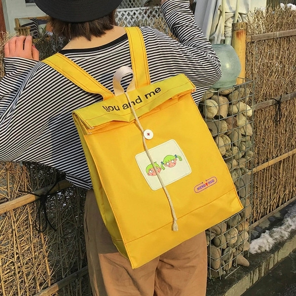 Interesant tip geanta rucsac dama cu aplicatii si inscriptionare alb, galben si negru