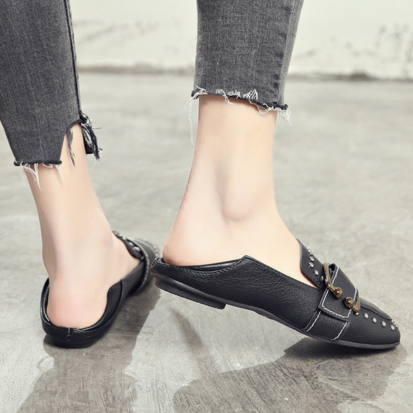 Καθημερινά γυναικεία δερμάτινα υποδήματα με μεταλλικά στοιχεία σε δύο χρώματα