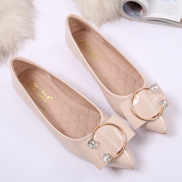 Pantofi de damă ascuțiți cu element metalic, potriviti pentru uz zilnic