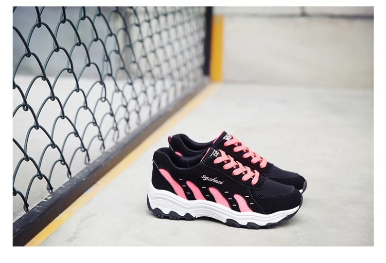 Női tornacipő fűzővel és színes oldalszalaggal