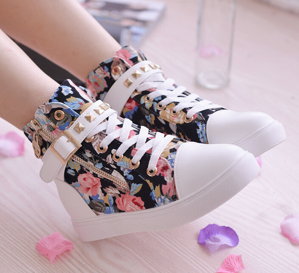 Γυναικεία πάνινα παπούτσια με ζώνη γύρω από τον αστράγαλο και το φερμουάρ σε floral δικαίωμα