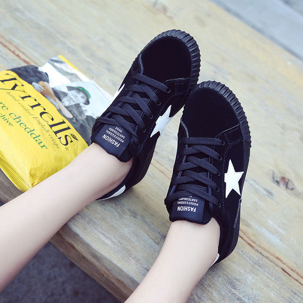 Tenisi dama pe talpa plata in mai multe culori cu imprimeu