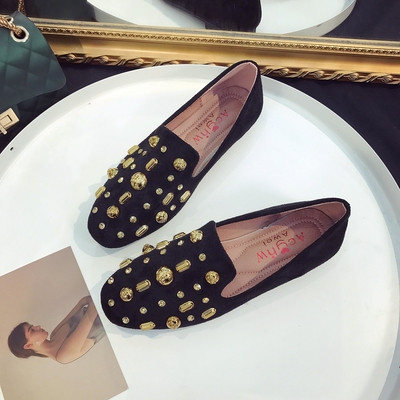 Pantofi de dama actuali din piele intoarsa in doua modele cu decor metalic bogat