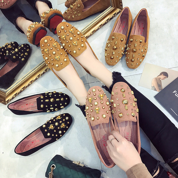 Pantofi de dama actuali din piele intoarsa in doua modele cu decor metalic bogat