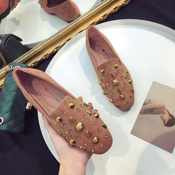 Pantofi de dama actuali din piele intoarsa in doua modele cu decor metalic bogat