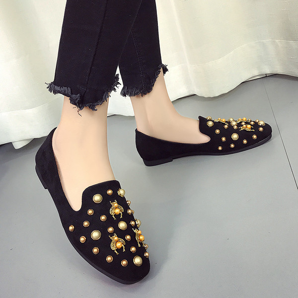 Pantofi de dama actuali din piele intoarsa in doua modele cu decor metalic bogat