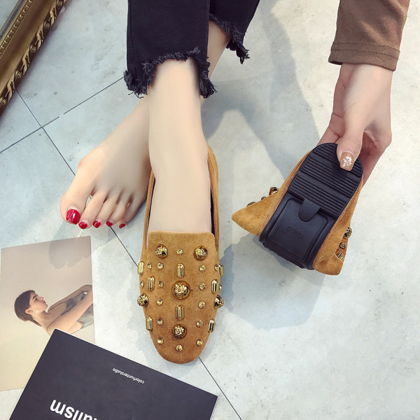 Pantofi de dama actuali din piele intoarsa in doua modele cu decor metalic bogat