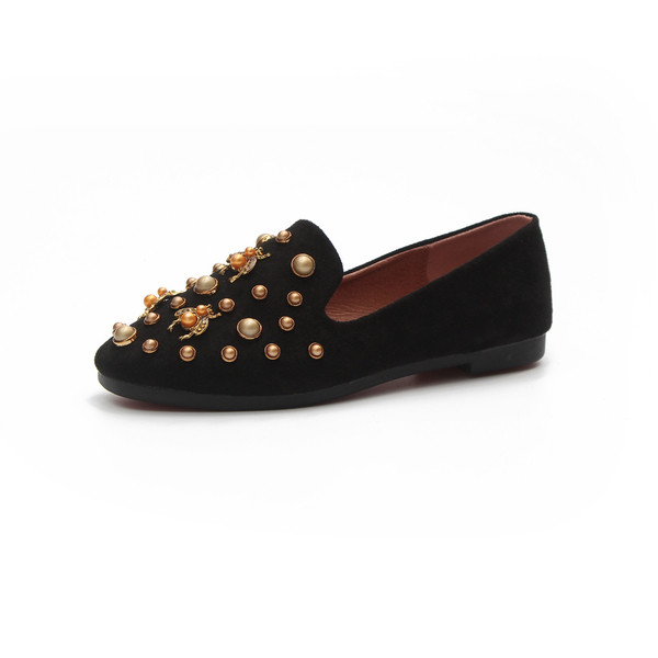 Pantofi de dama actuali din piele intoarsa in doua modele cu decor metalic bogat