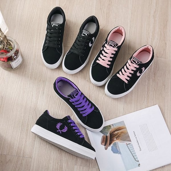 Tenisi dama pe talpa plata in mai multe culori cu broderie