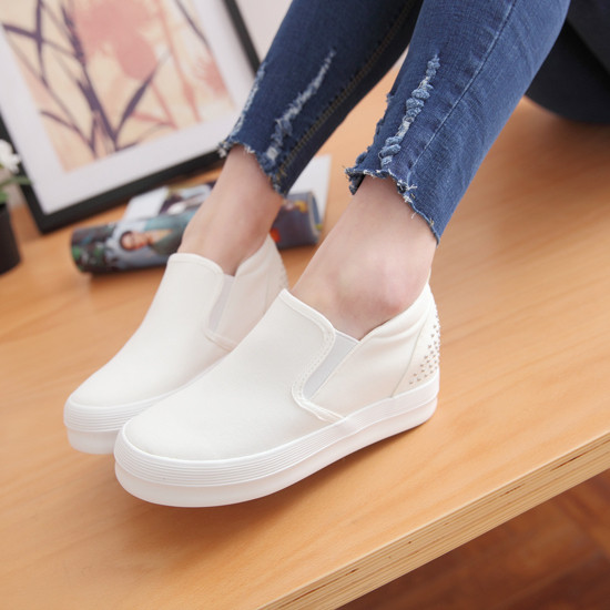 Tenisi de damă curați în alb-negru