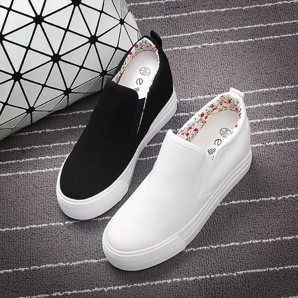 Tenisi de damă curați în alb-negru