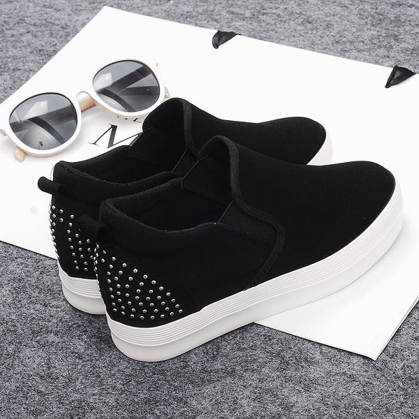 Tenisi de damă curați în alb-negru