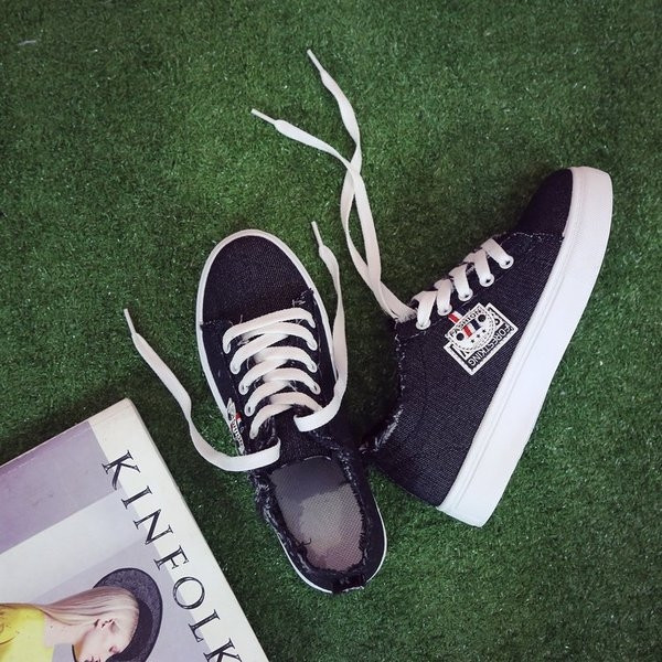 Tenisi dama din denim cu imprimeu si motive rupte in trei culori