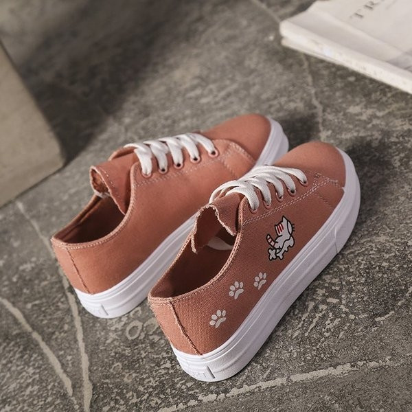 Női tornacipő három színben, mintával