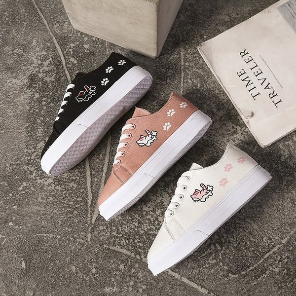 Női tornacipő három színben, mintával