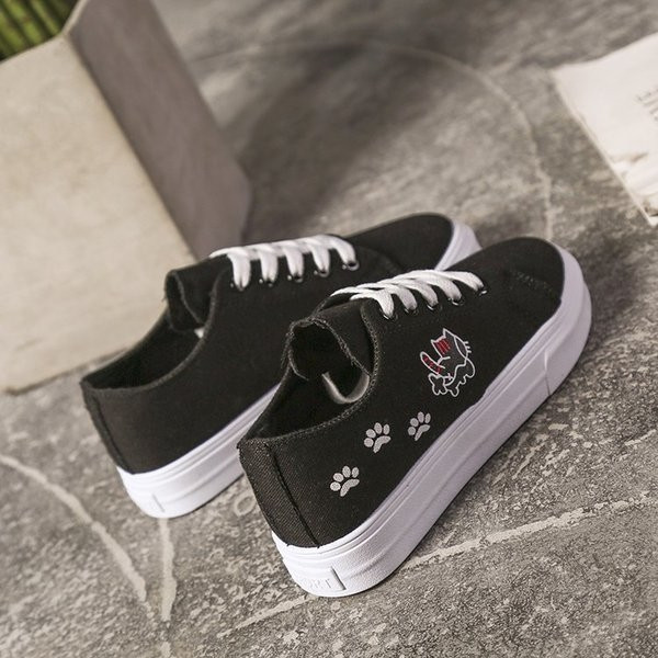 Női tornacipő három színben, mintával