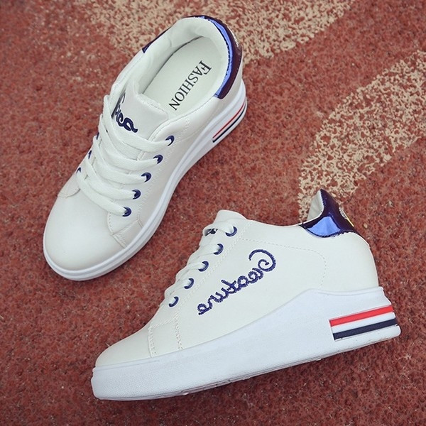 Adidași eleganti de damă în alb, cu inscripție brodată colorată