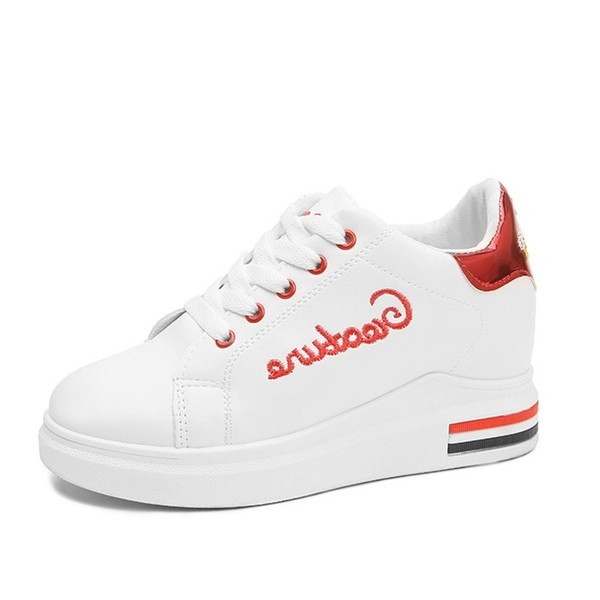 Adidași eleganti de damă în alb, cu inscripție brodată colorată