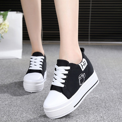 Adidasi eleganti de dama in doua modele cu talpa inalta si joasa si benzi laterale colorate element si imprimeu