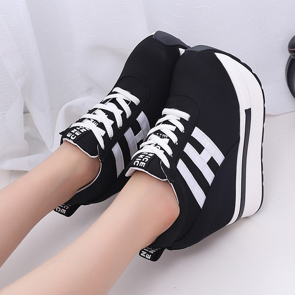 Adidasi eleganti de dama in doua modele cu talpa inalta si joasa si benzi laterale colorate element si imprimeu