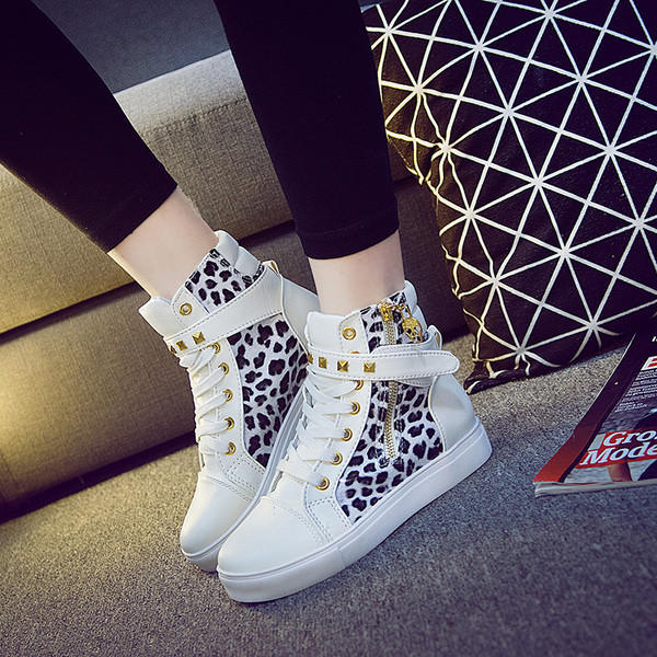 Γυναικεία αθλητικά πάνινα παπούτσια με ιμάντα και μεταλλικά καπάκια σε δύο μοντέλα