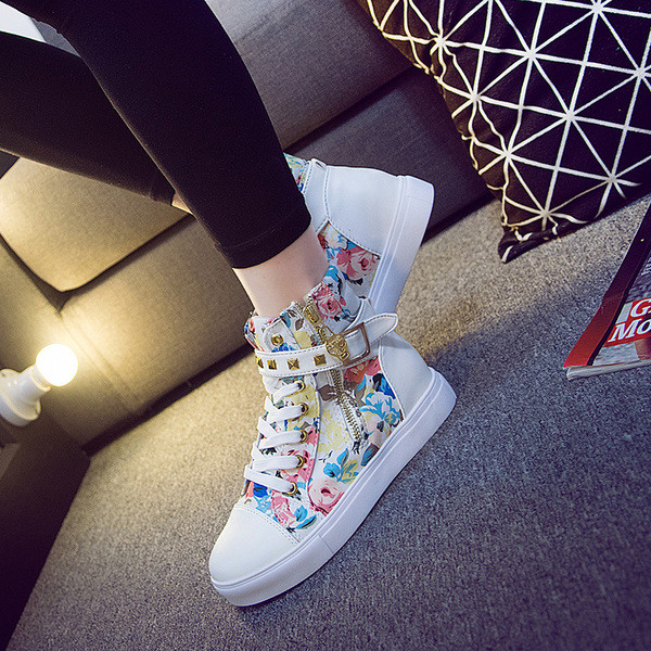 Γυναικεία αθλητικά πάνινα παπούτσια με ιμάντα και μεταλλικά καπάκια σε δύο μοντέλα