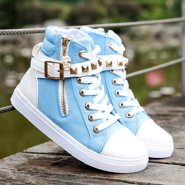 Γυναικεία αθλητικά πάνινα παπούτσια με ιμάντα και μεταλλικά καπάκια σε δύο μοντέλα