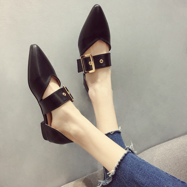 Pantofi actuali din piele ecologică ascuțiți, cu cataramă mare din metal