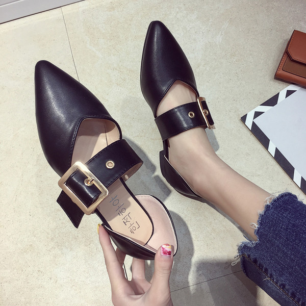 Pantofi actuali din piele ecologică ascuțiți, cu cataramă mare din metal