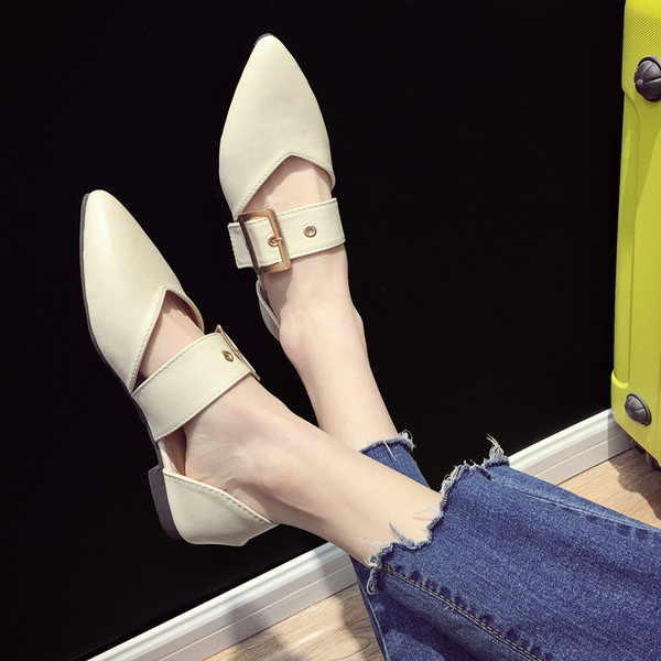 Pantofi actuali din piele ecologică ascuțiți, cu cataramă mare din metal