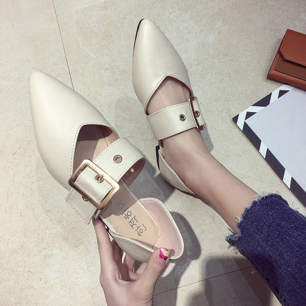 Pantofi actuali din piele ecologică ascuțiți, cu cataramă mare din metal