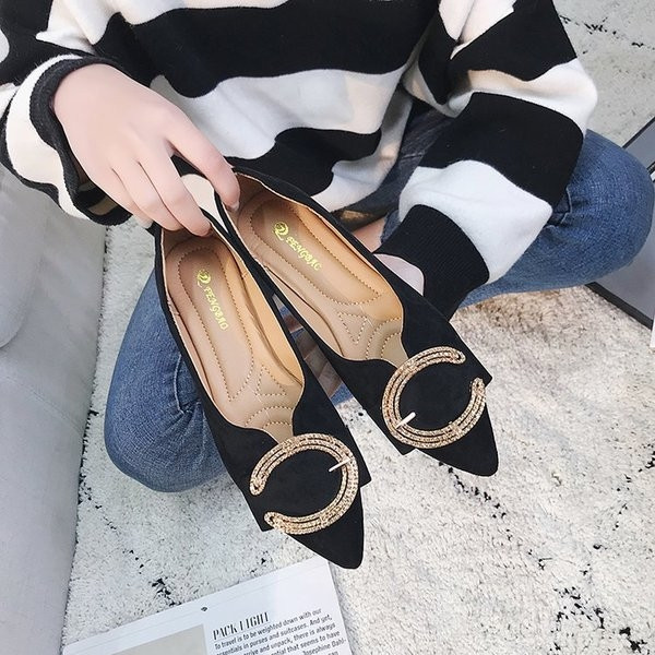 Pantofi moderni de dama ascutit in doua modele cu decor metalic